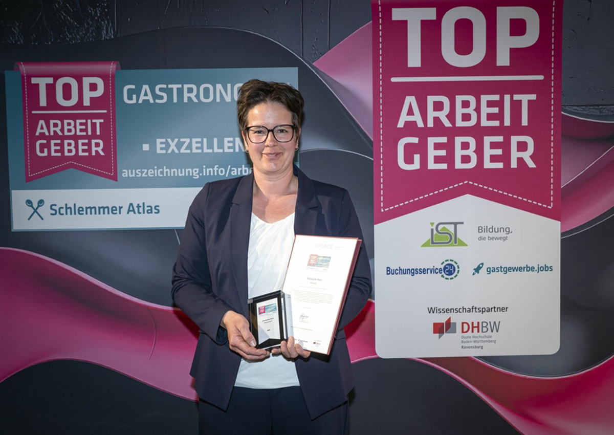 Doris Reck-Hartmann mit einer Gewinnerurkunde