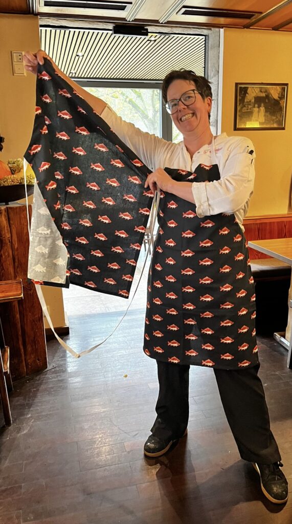 Die Karpfenschürze mit verstellbarem Band